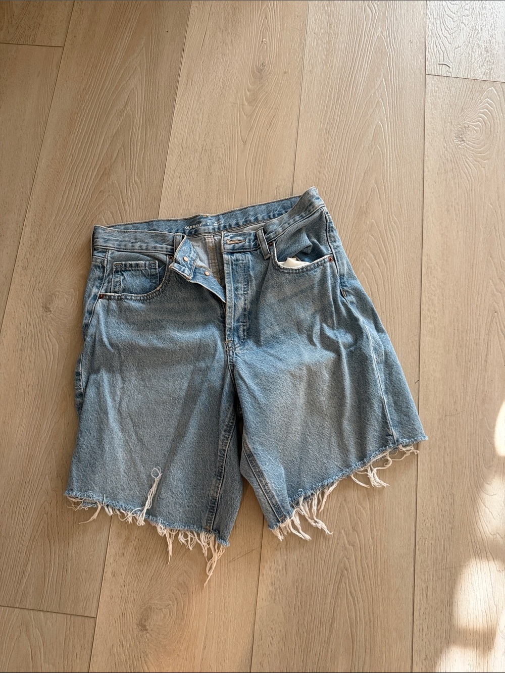 Old Navy Mid Rise Baggy Light Blue Frayed Denim Shorts Size 6